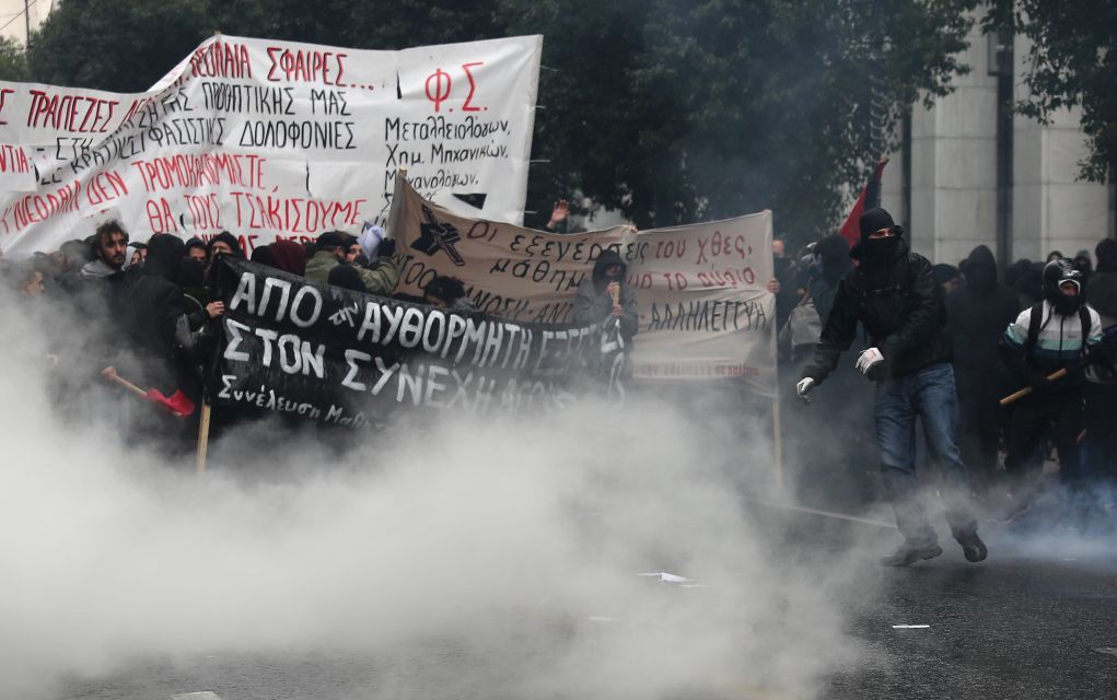 Φωτιές και οδοφράγματα στα Εξάρχεια