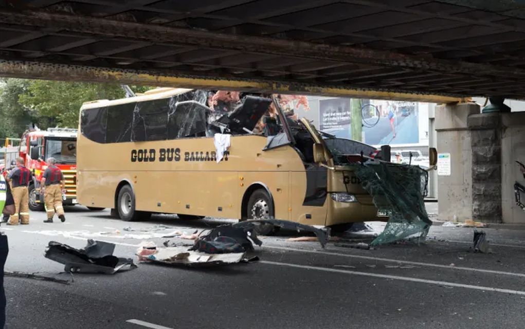 Πολύνεκρο δυστύχημα στη Σερβία – Λεωφορείο «κόπηκε» στη μέση