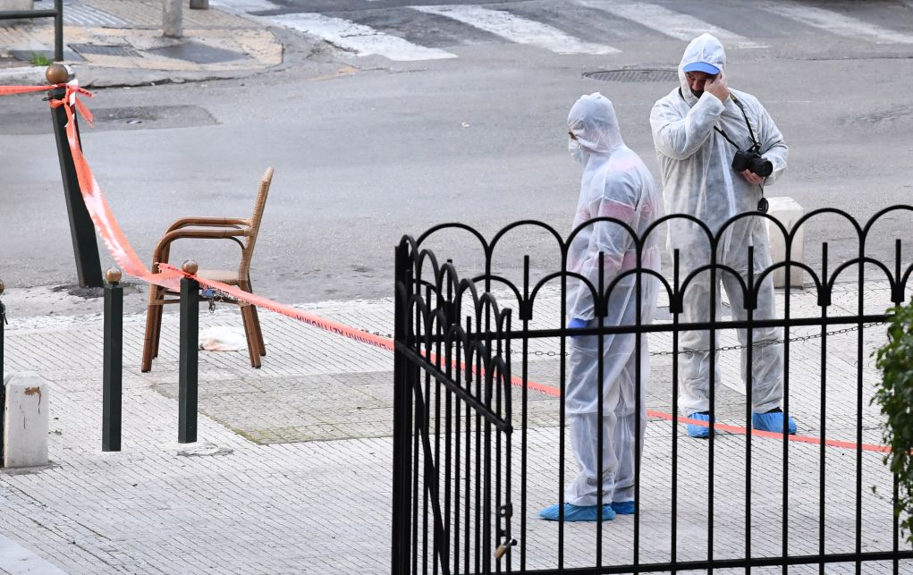 Έκρηξη με τραυματία αστυνομικό στο Κολωνάκι
