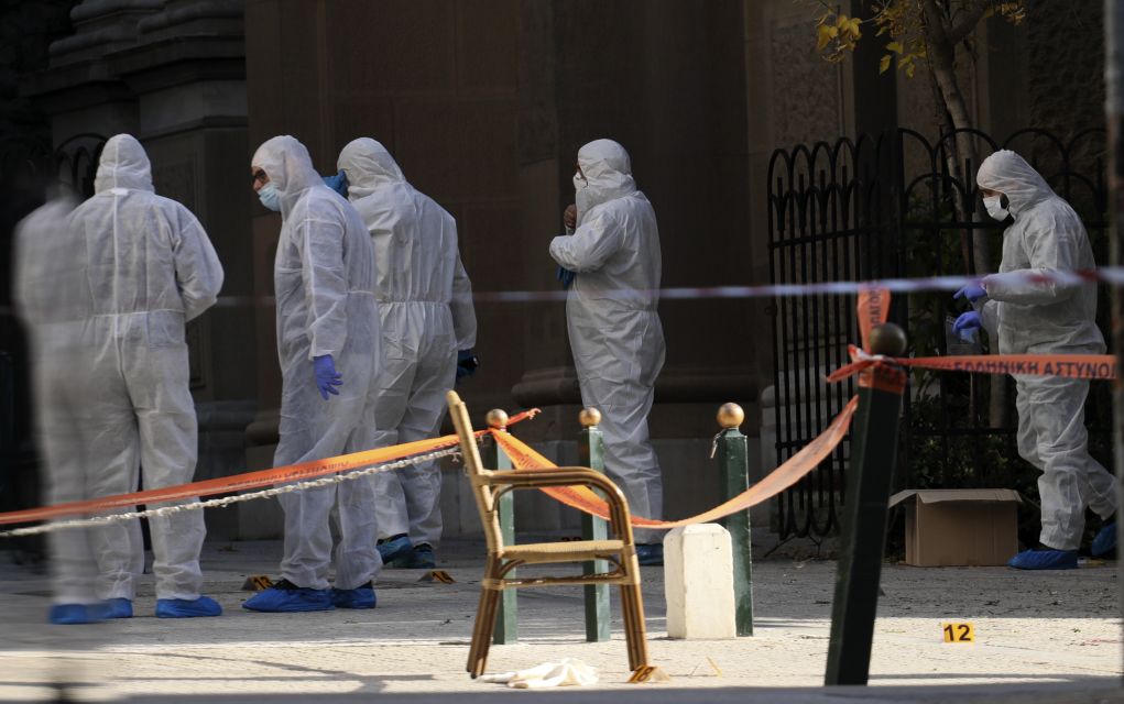 Η στιγμή της έκρηξης έξω από τον ναό στο Κολωνάκι (vd)