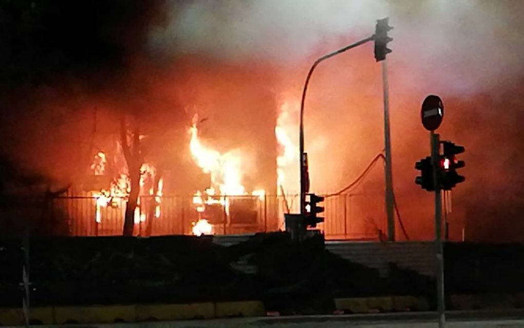 «Πόλεμος» στη Θεσσαλονίκη -Έβαλαν φωτιά στις εγκαταστάσεις του μετρό (vd)