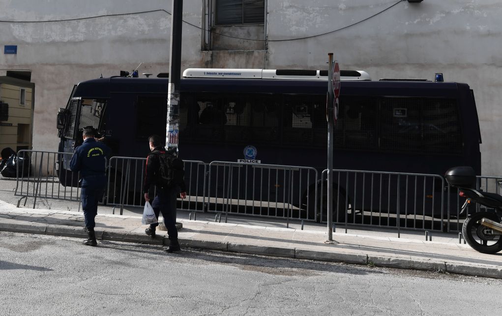 Επίθεση με μολότοφ εναντίον διμοιρίας των ΜΑΤ στο κέντρο της Αθήνας