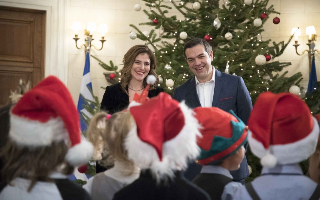 Ψάλλουν τα κάλαντα στον πρωθυπουργό