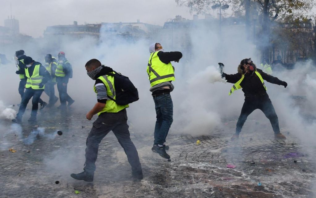 Γαλλία: Βίαιες συγκρούσεις αστυνομικών – «κίτρινων γιλέκων» στο Μπορντό