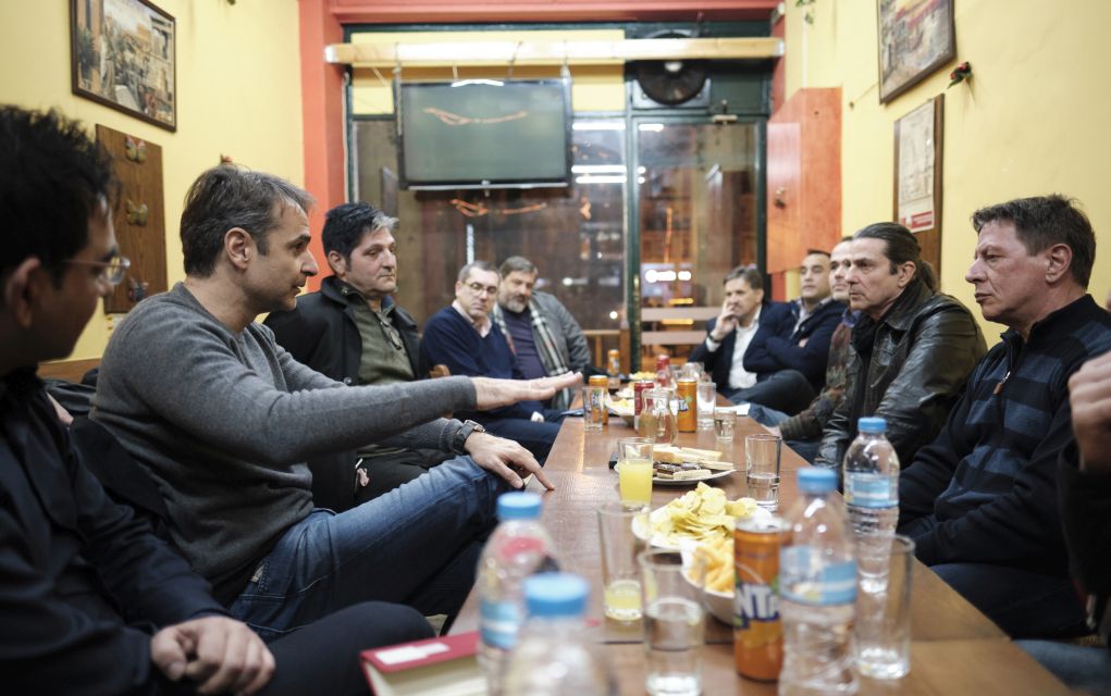 Μητσοτάκης: Συζήτησε σε καφενείο με πρώην χρήστες ναρκωτικών