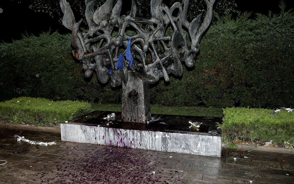 Η παράταξη του Χ. Αηδονόπουλου περιζώνει το Μνημείο Ολοκαυτώματος