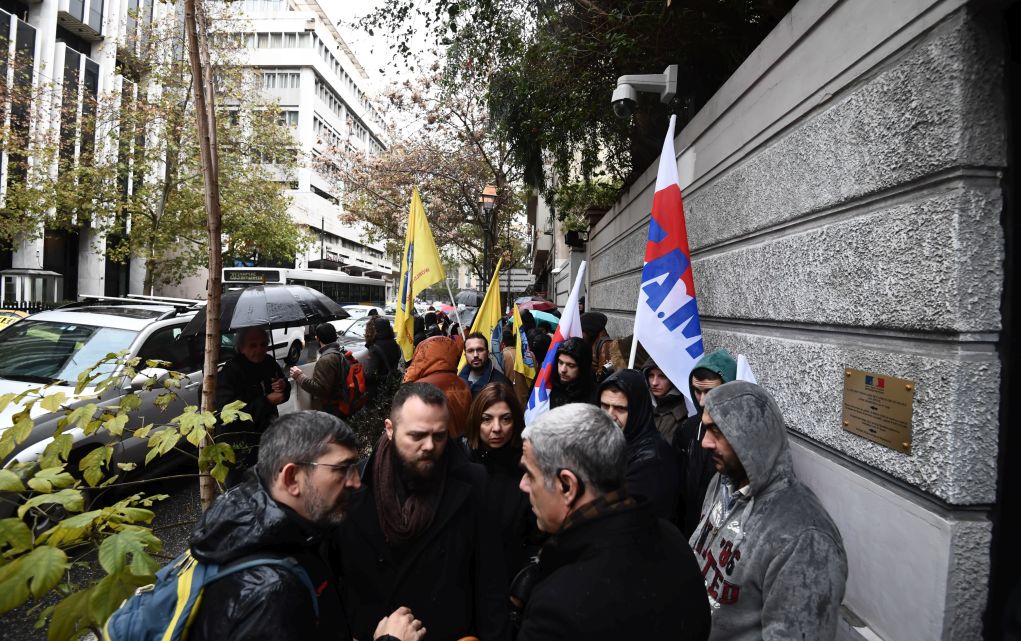ΠΑΜΕ: Παράσταση διαμαρτυρίας στην Πρεσβεία της Γαλλίας