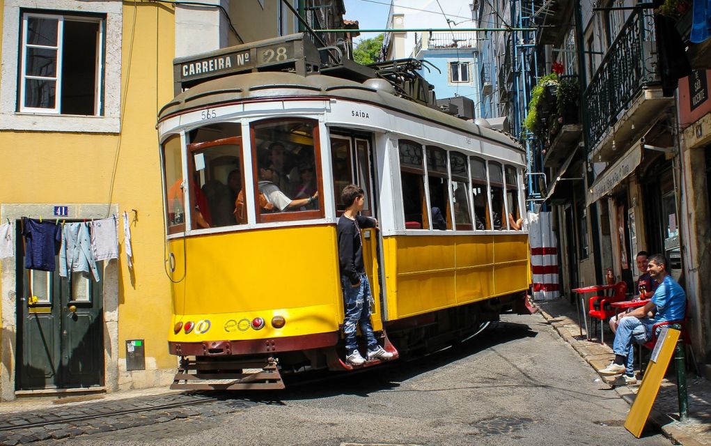 Συνολικά 28 τραυματίες από εκτροχιασμό τραμ στη Λισαβόνα (vd)