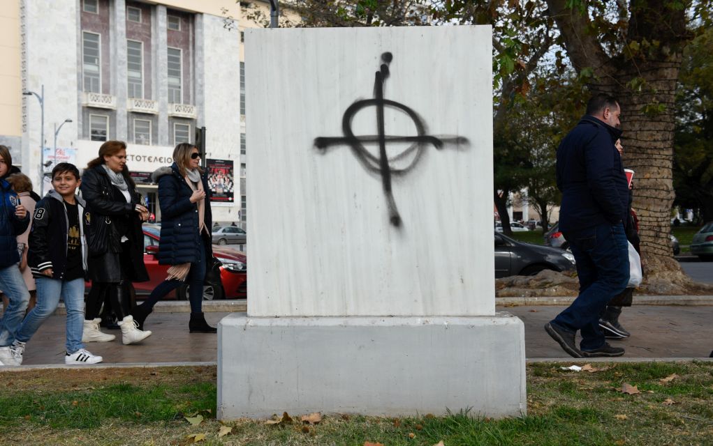 Θεσσαλονίκη: Βεβήλωσαν το μνημείο για την απελευθέρωση της πόλης από τους Ναζί (pics)