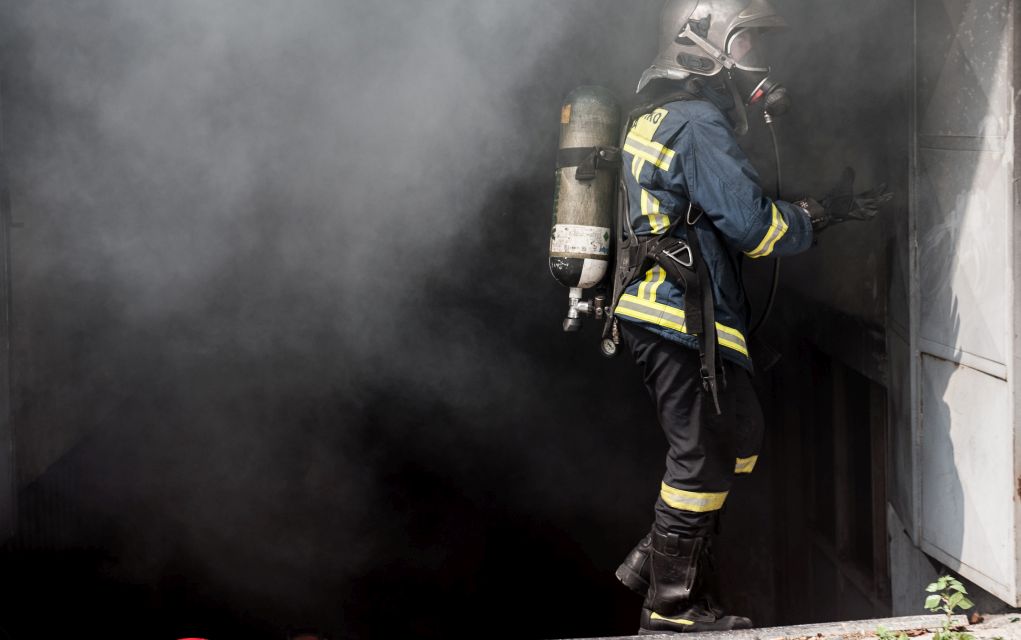 Άνδρας διασώθηκε από την οροφή φλεγόμενου συνεργείου αυτοκινήτων