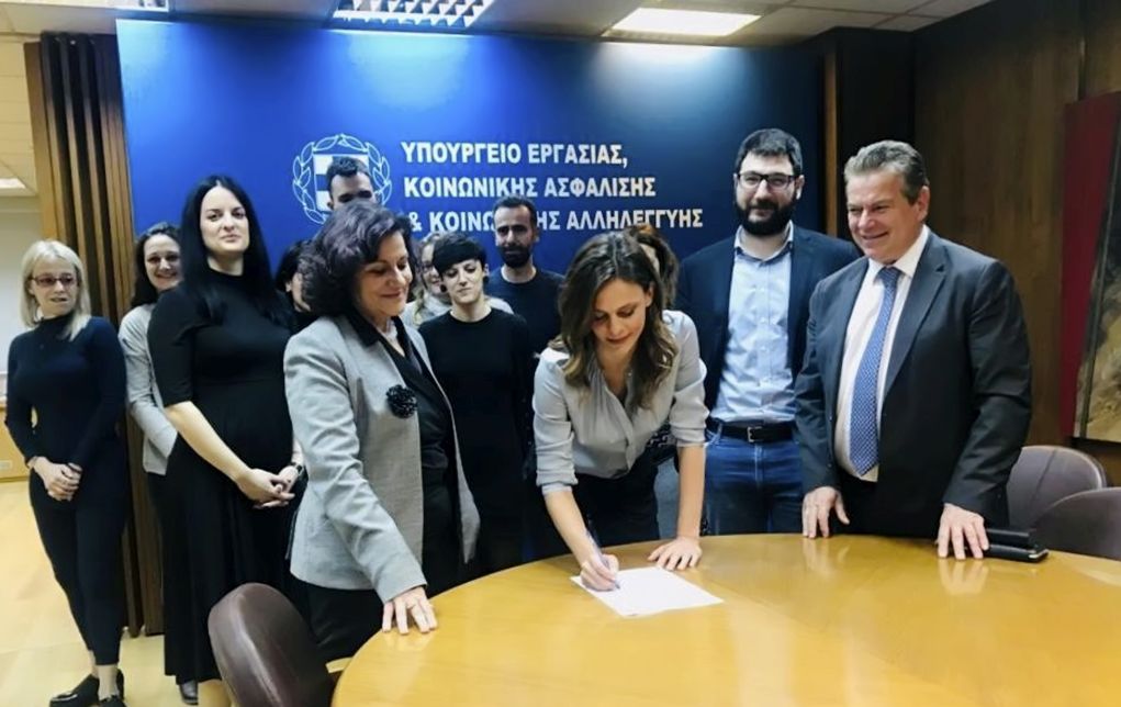 Κάτω από την οικονομία κρύβουν Πρέσπες-Καμμένο