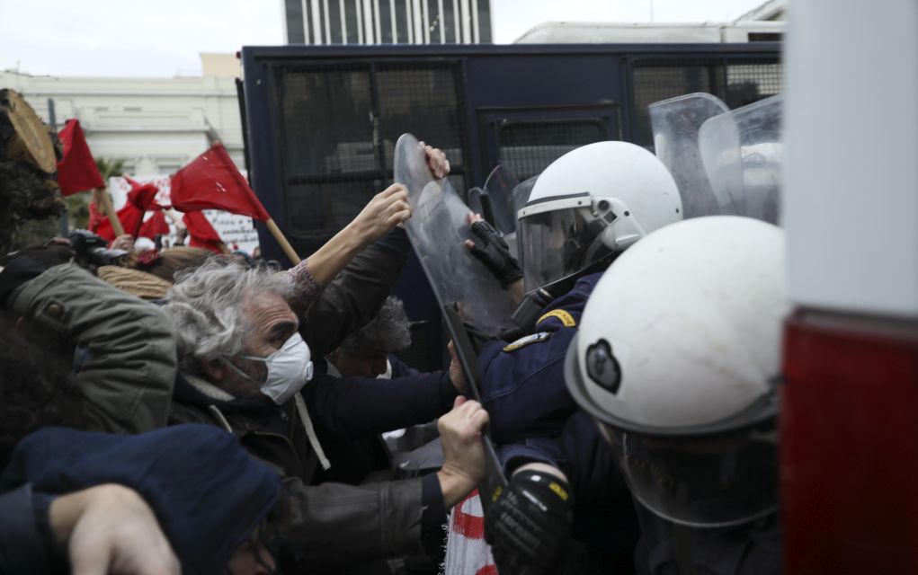 Ένταση και χημικά στη συγκέντρωση των εκπαιδευτικών (pic)