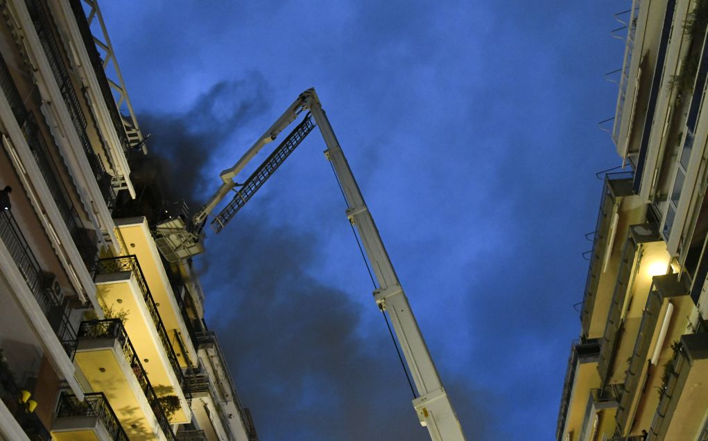 Φωτιά σε διαμέρισμα στο κέντρο – Απεγκλωβίστηκαν τέσσερα άτομα (vd, pics)