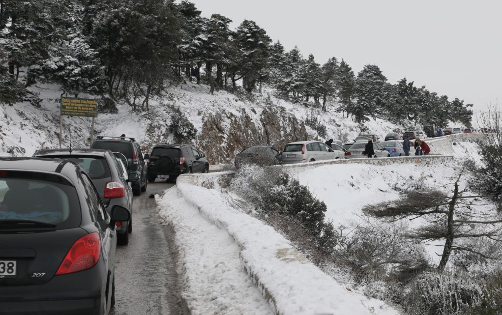 Κλειστός λόγω χιονιού ο δρόμος προς την Πάρνηθα