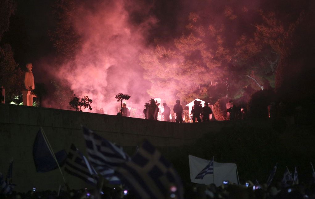 Πετροπόλεμος έξω από τη Βουλή