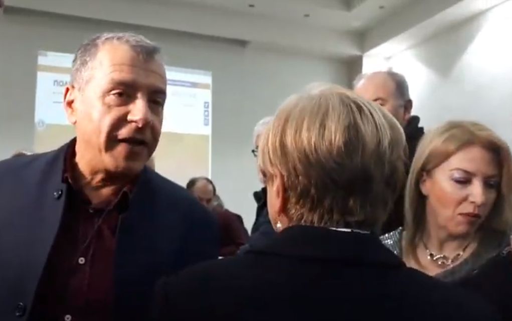 Επίθεση πολίτη σε Θεοδωράκη για το Σκοπιανό: «Μας ξεπουλήσατε» (vd)