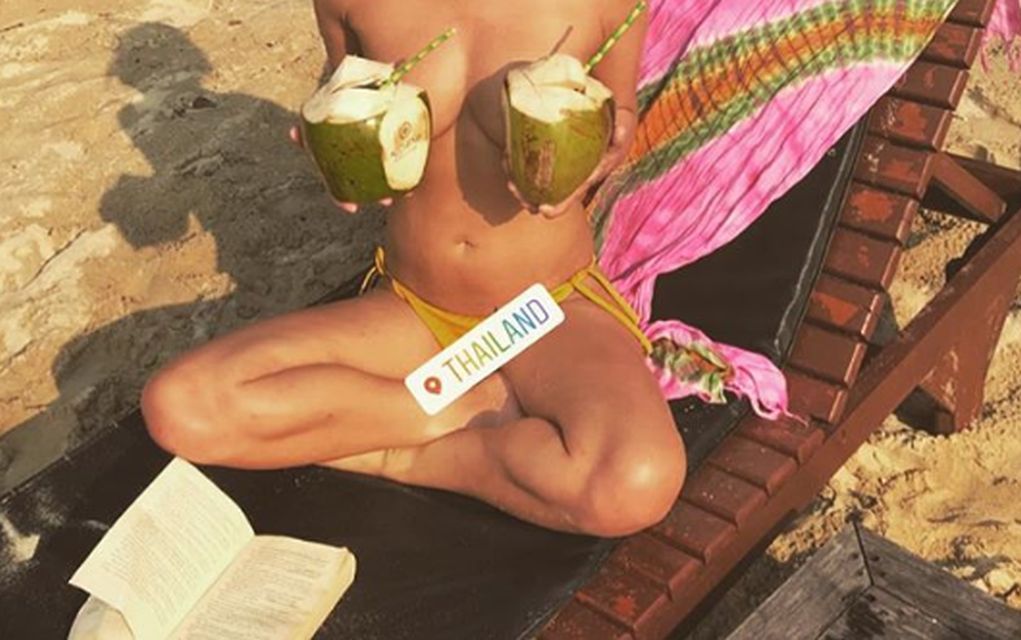 Παρουσιάστρια πόζαρε topless και προκάλεσε χαμό στο Instagram! (pics)