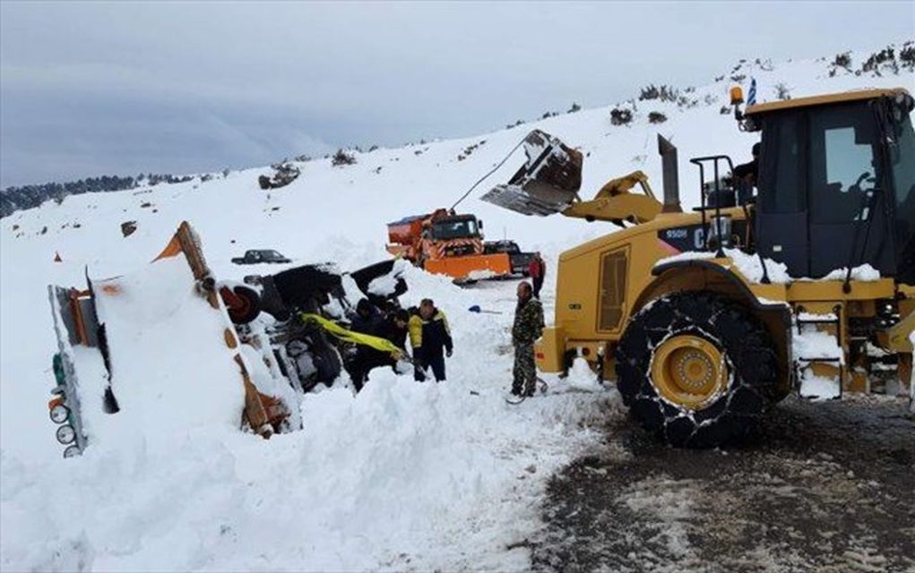Τρίκαλα: Ανατροπή εκχιονιστικού την ώρα που καθάριζε το χιόνι