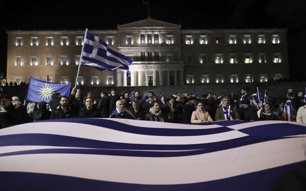 Κουκουλοφόροι έκαψαν τη σημαία της πΓΔΜ στα σκαλιά της Βουλής (vd)