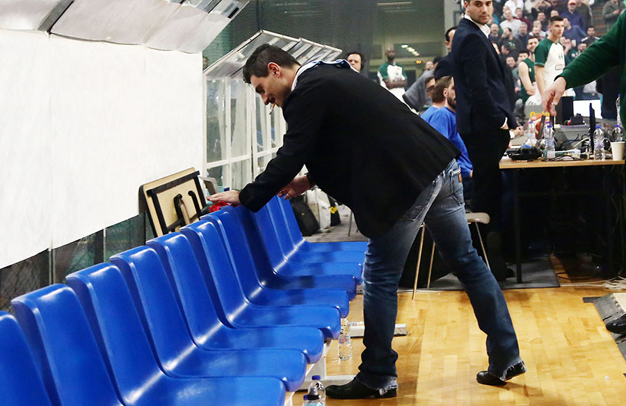 Ο Γιαννακόπουλος άφησε… κόκκινο εσώρουχο στον πάγκο του Ολυμπιακού!