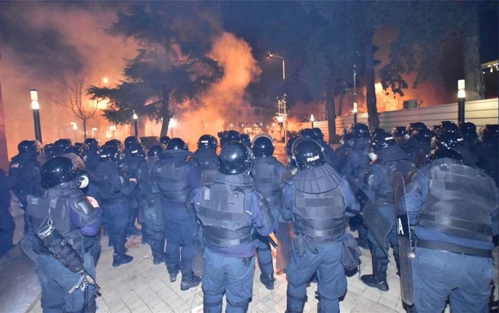 Βίαια επεισόδια στα Τίρανα για ανατροπή της κυβέρνησης (vd)