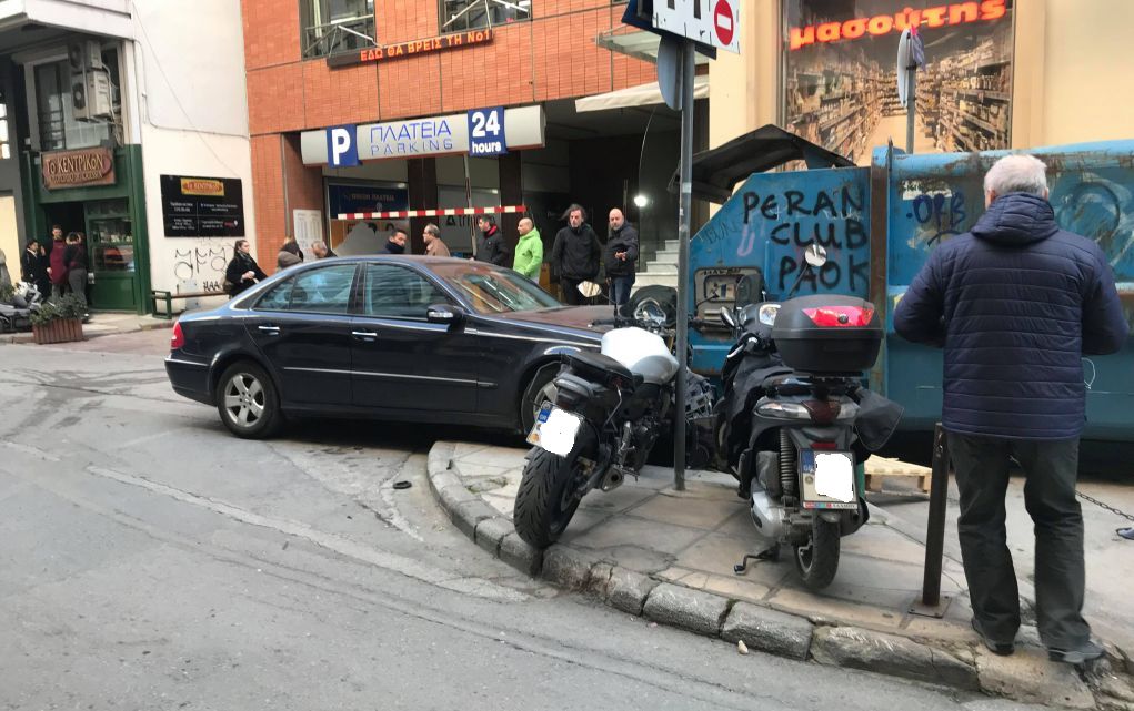 Τρελή κούρσα – Παρέσυρε τρία άτομα και δύο μηχανάκια! (pics)