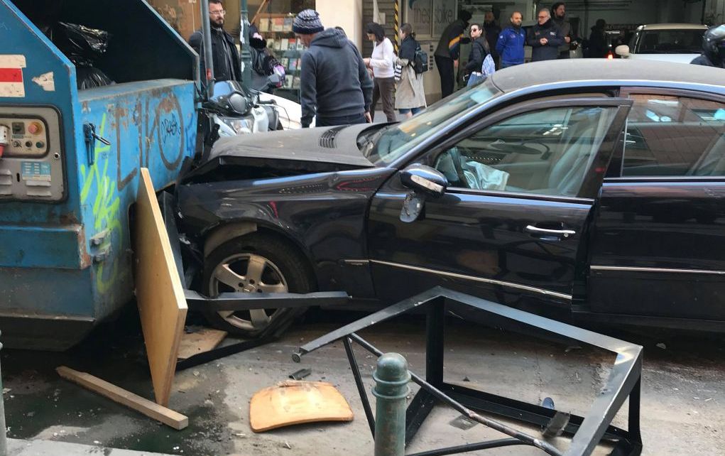 Η στιγμή που το αυτοκίνητο πέφτει στους πεζούς! (vd)