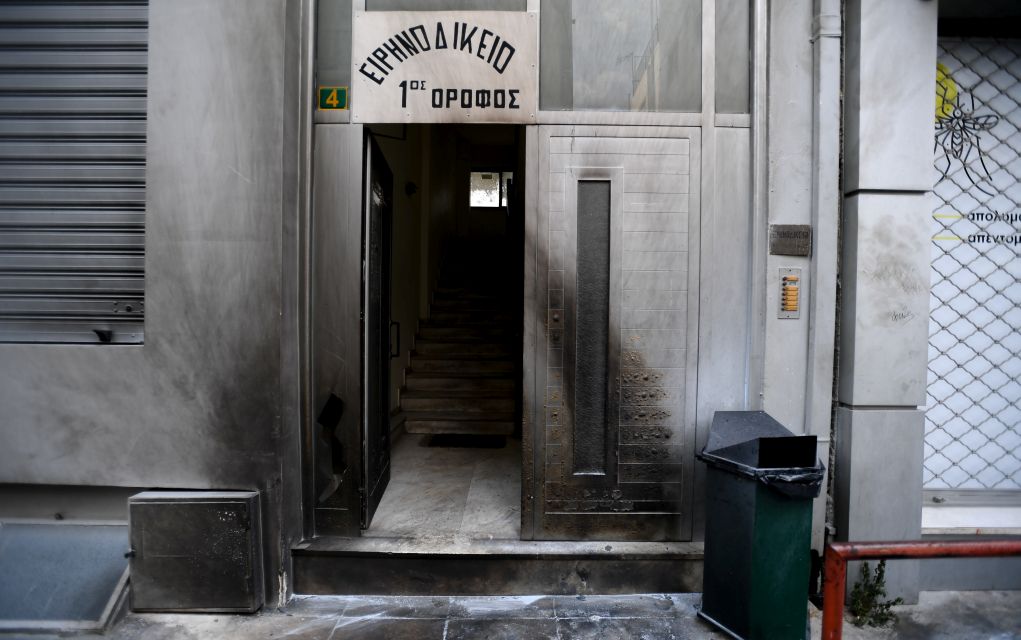 Έκρηξη από γκαζάκια στο Ειρηνοδικείο Περιστερίου (pics)