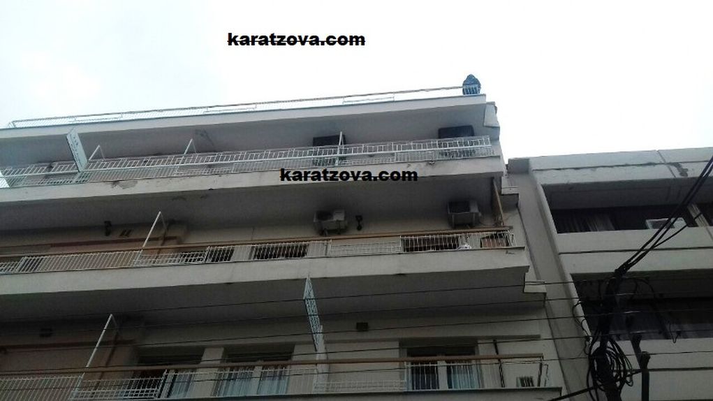 Γιαννιτσά: Γυναίκα απειλεί να πέσει στο κενό από την Εισαγγελία Πρωτοδικών!