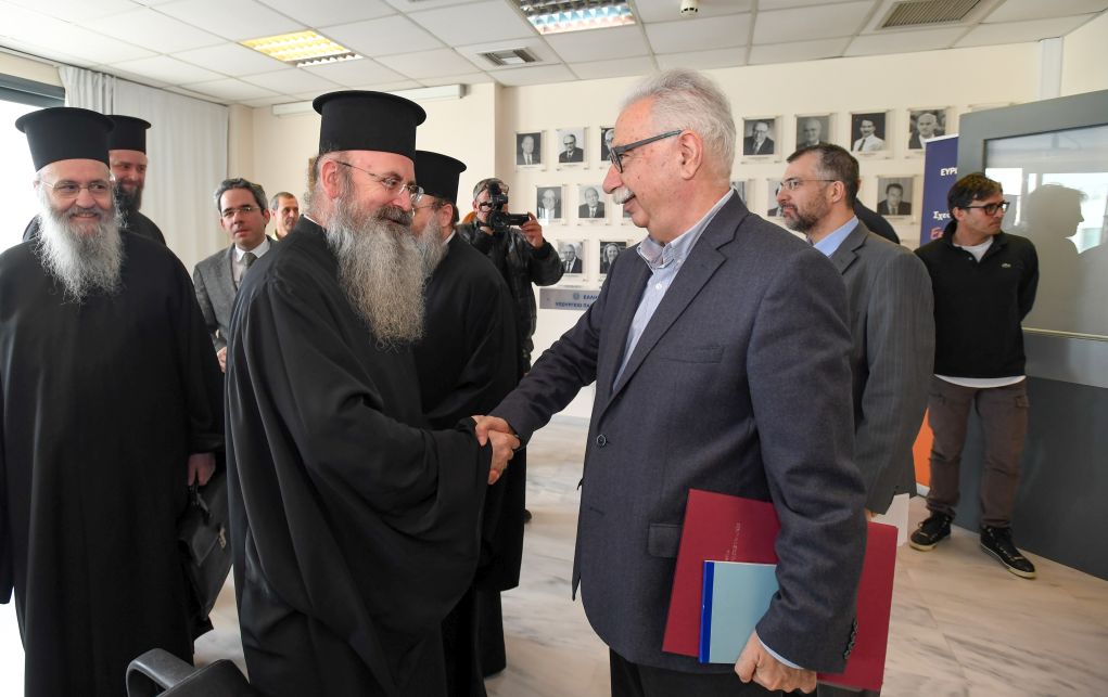 Μένουν… φεύγοντας από το Δημόσιο 10.000 ιερείς