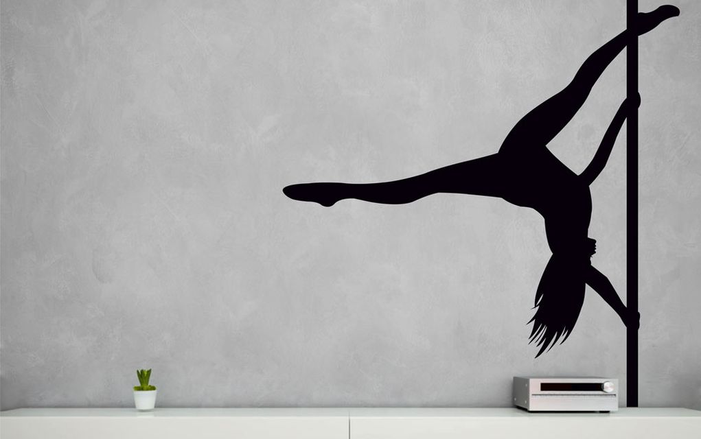 Ρωσίδα χορεύτρια σοκάρει κάνοντας pole dancing σε… αλεξικέραυνο (vd)