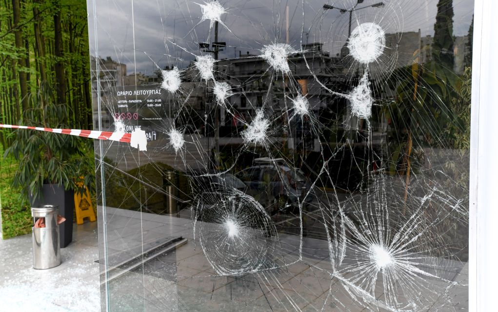 Επίθεση του Ρουβίκωνα σε πολυκατάστημα στη Πειραιώς (vd)