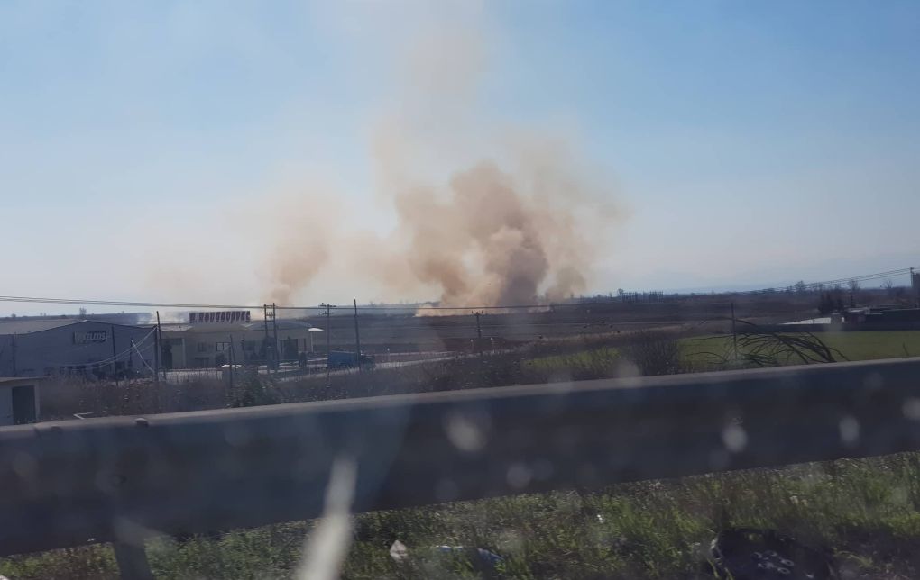 Καίνε γεωργικά υπολείμματα στον δήμο Δέλτα