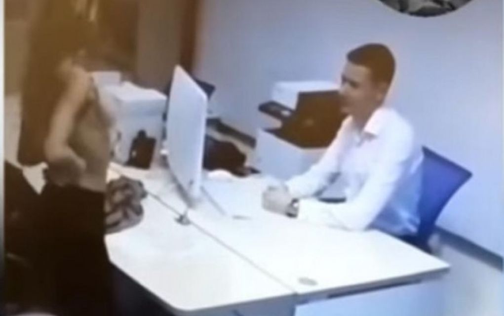 Άρχισε το στριπτίζ μετά την απόρριψη της τράπεζας για δάνειο! (vd)