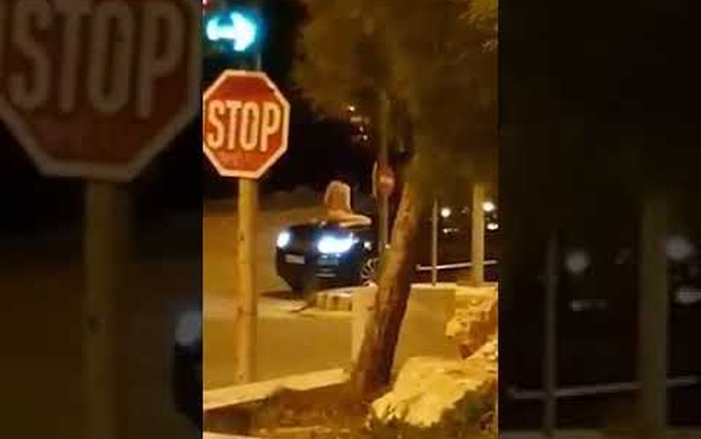 Απίστευτο: Τα πέταξε όλα και έκανε στριπτίζ πάνω σε καπό! (vd)