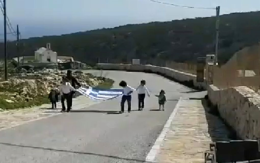 Γαύδος: Παρέλαση με τρεις μαθητές και μία ελληνική σημαία (vd)