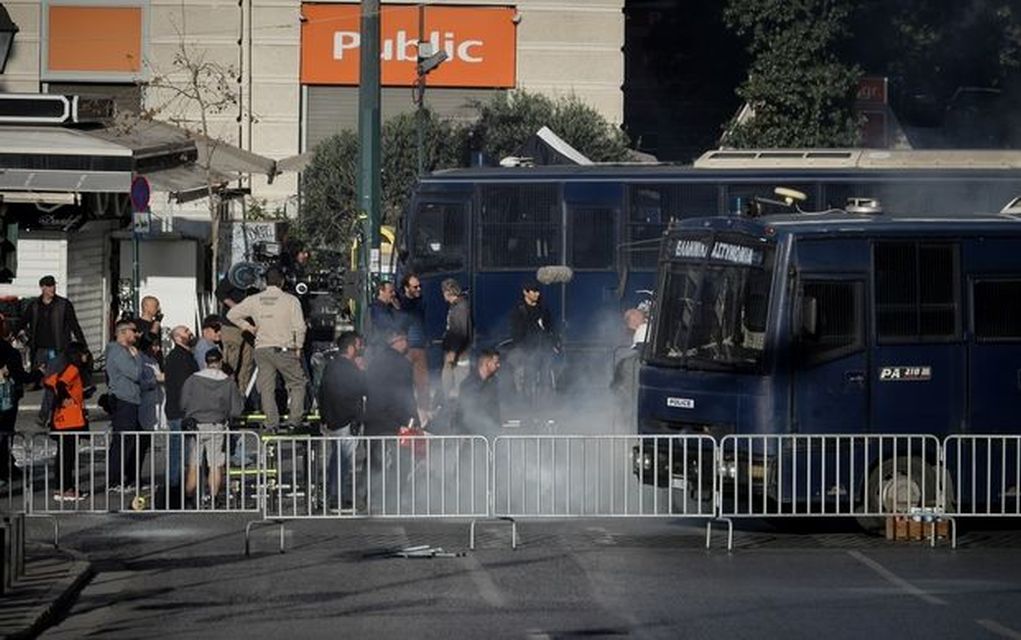 «Μάχες» σώμα με σώμα στο Σύνταγμα για χάρη του Χόλιγουντ! (vd)
