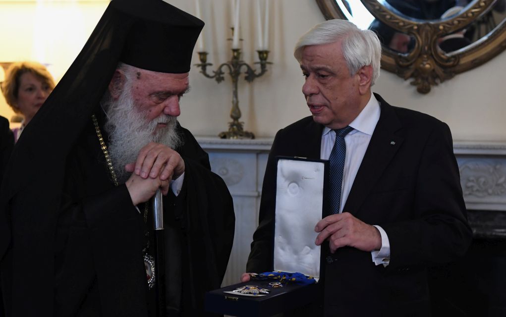 Ο Προκόπης Παυλόπουλος παρασημοφόρησε τον Αρχιεπίσκοπο Ιερώνυμο