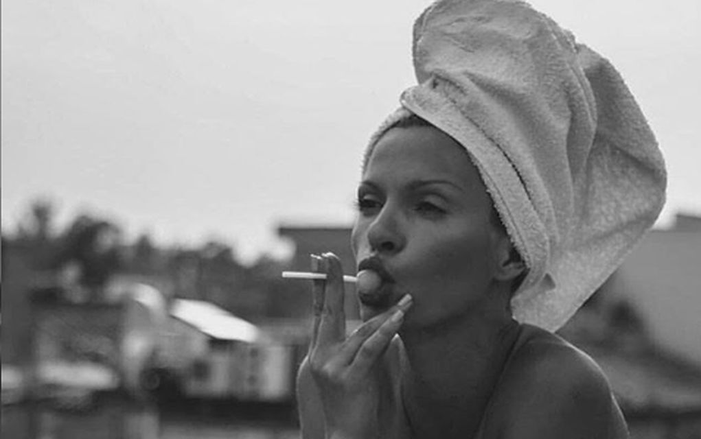 Γυμνή και με γλειφιτζούρι στο στόμα η Ασημίνα Ιγγλέζου! (pic)