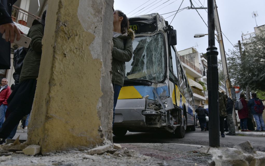 Σύγκρουση λεωφορείων με 11 τραυματίες στο Αιγάλεω! (pics)