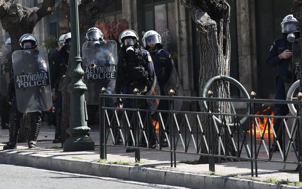 Επίθεση σε αστυνομικούς στη Βούλα – Ένας τραυματίας