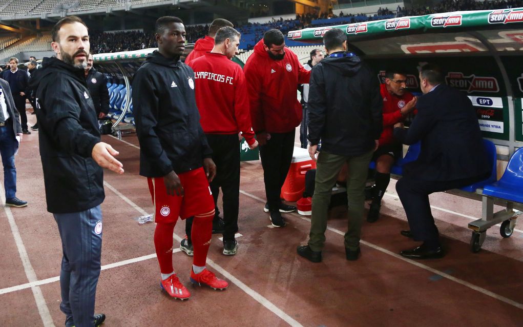 Super League: «Ντου» οπαδών του ΠΑΟ στον πάγκο του Ολυμπιακού (vd)