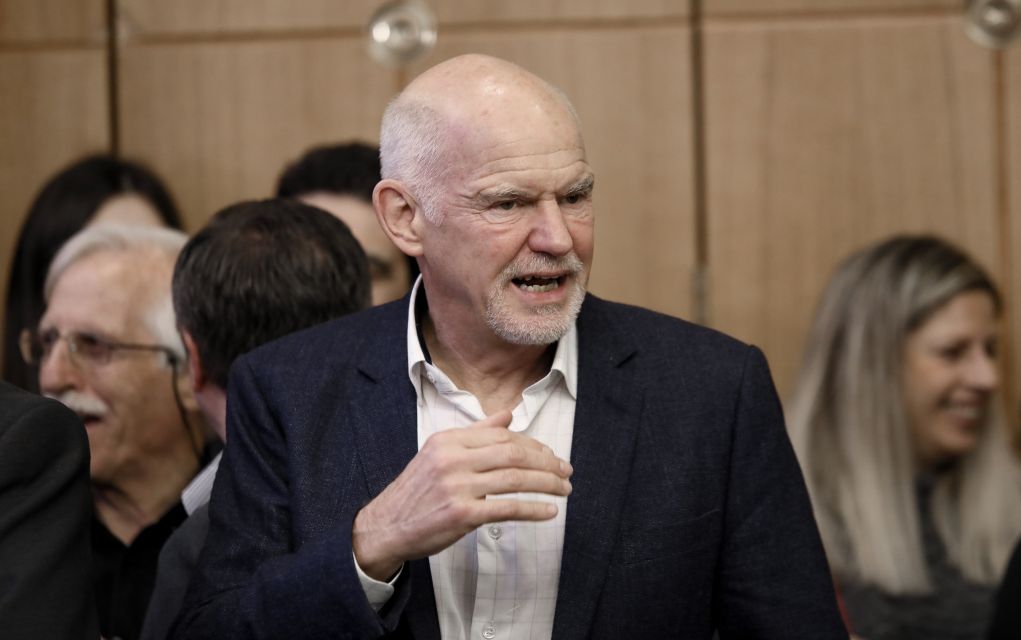 O Γιώργος Παπανδρέου έψαχνε στυλό μέσα στο παραβάν