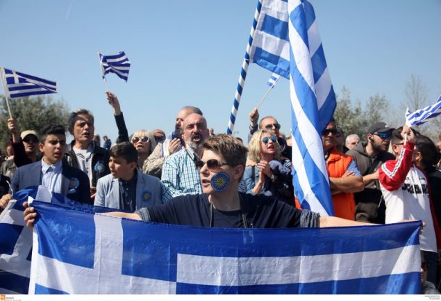 Πολίτες έκαναν παρέλαση-συλλαλητήριο στη Θεσσαλονίκη