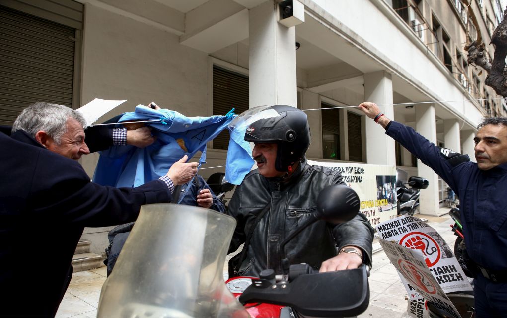 Σόου Πολάκη με ντουντούκα: «Μόνο εγώ σας νοιάζομαι»