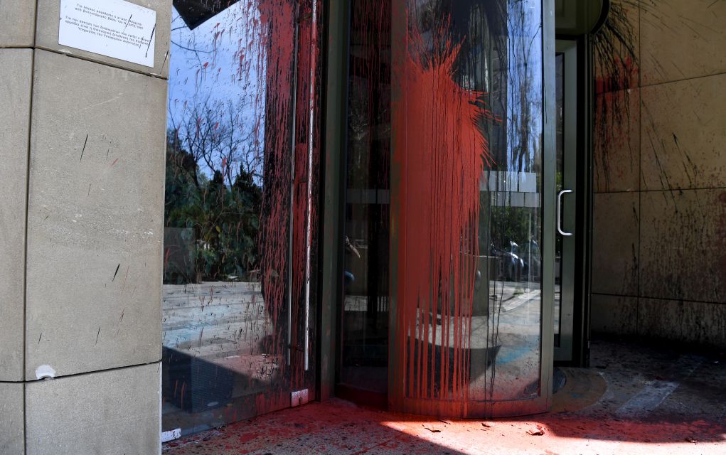 Ο Ρουβίκωνας πίσω από την επίθεση με μπογιές στο ΥΠΕΝ