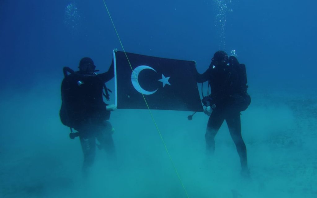 Τουρκική σημαία στη Σούδα με κάλυψη του ΝΑΤΟ!
