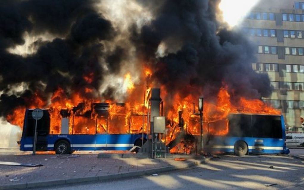 Συναγερμός στην Στοκχόλμη – Ισχυρή έκρηξη σε λεωφορείο (pic+vd)
