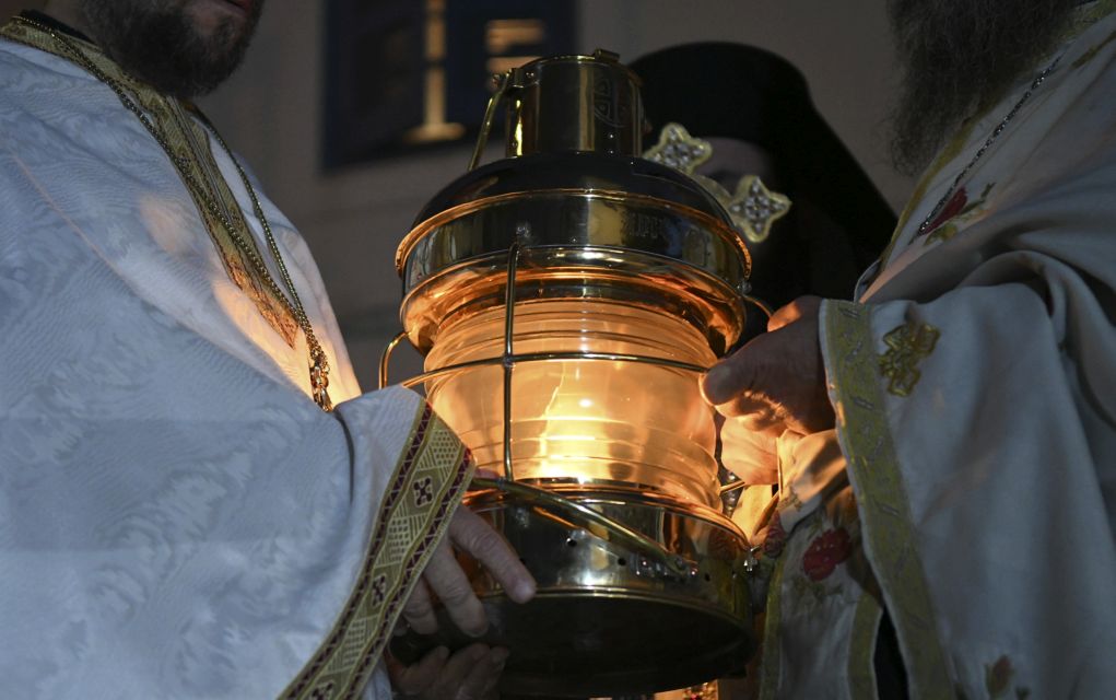 Έφτασε στην Αθήνα με καθυστέρηση το Άγιο Φως