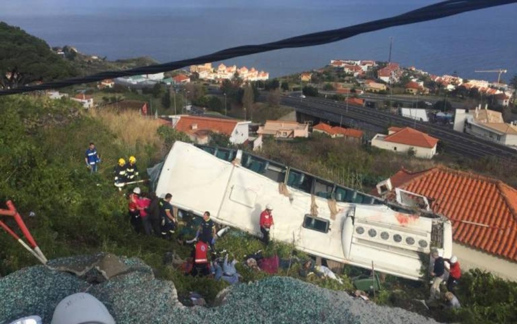 Σοκαριστικό τροχαίο στην Πορτογαλία με 28 νεκρούς και πολλούς τραυματίες (vid)